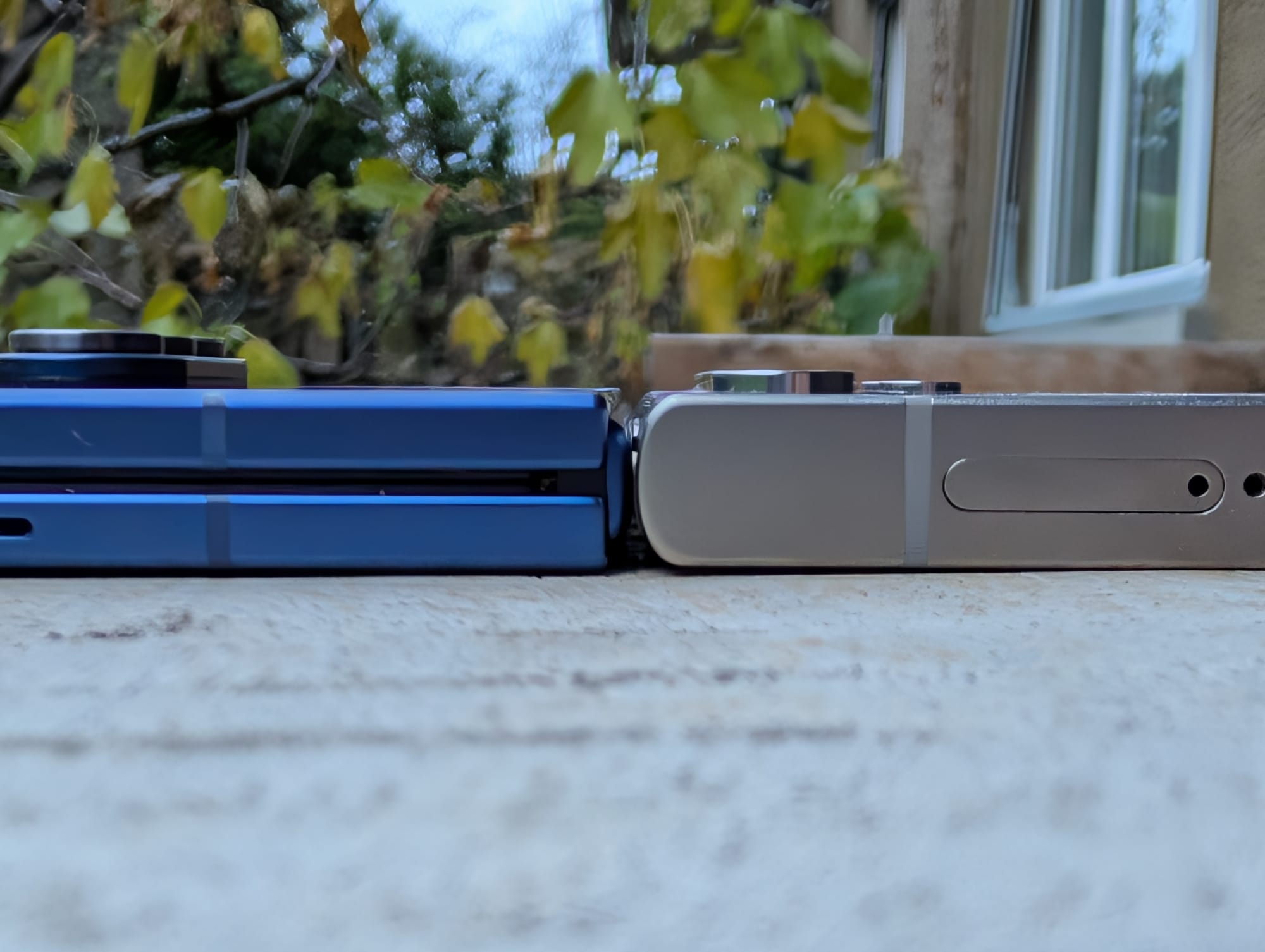 Das Galaxy Z Fold 7 neben der hauseigenen Konkurrenz, dem letztjährigen Galaxy S24 Ultra. Beide Geräte sind – zumindest optisch – in etwa gleich dick.