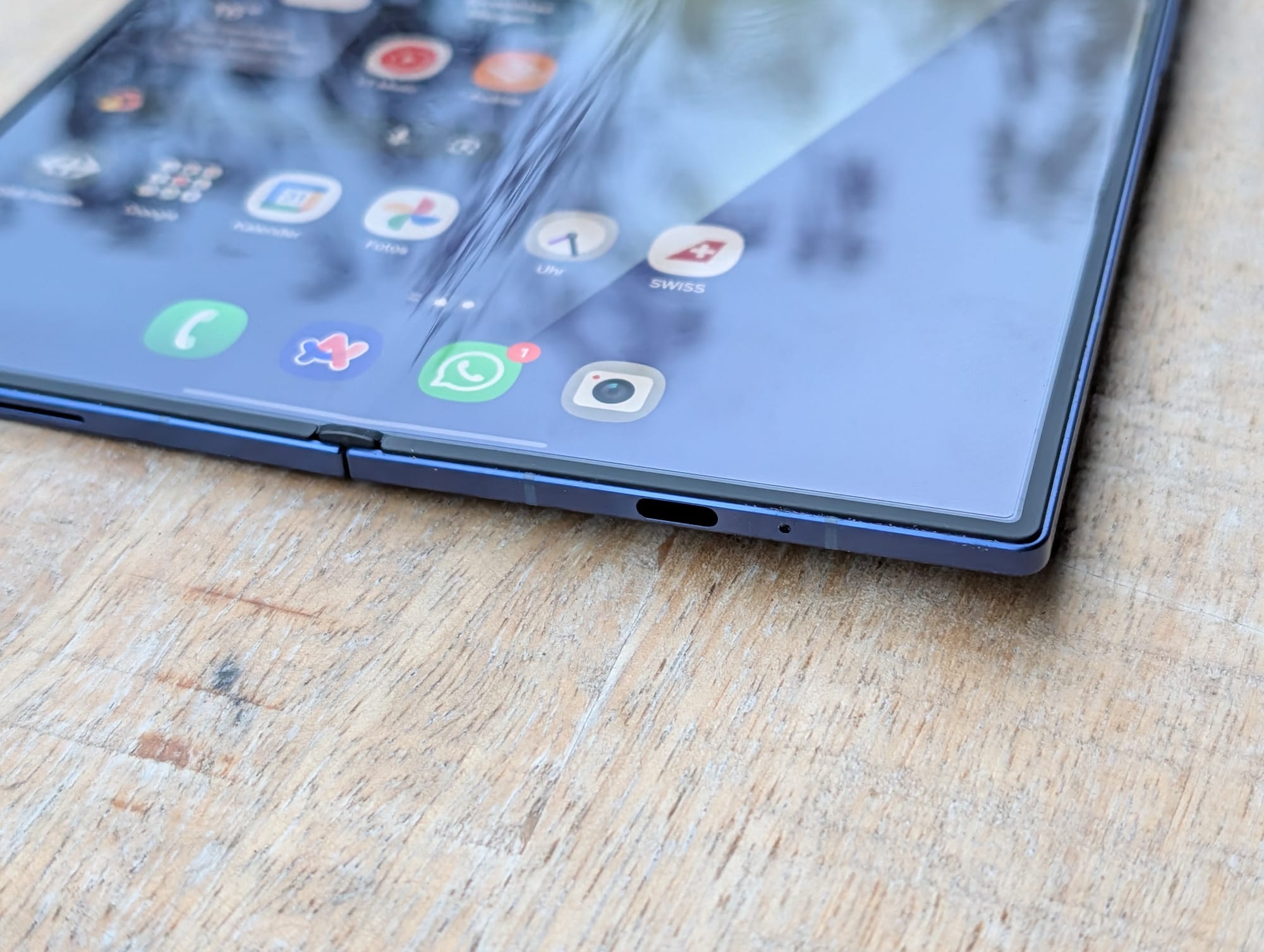 Auch geöffnet ist das Gerät unglaublich dünn. Die USB-C-Buchse scheint gerade noch so ins Gehäuse gepasst zu haben.