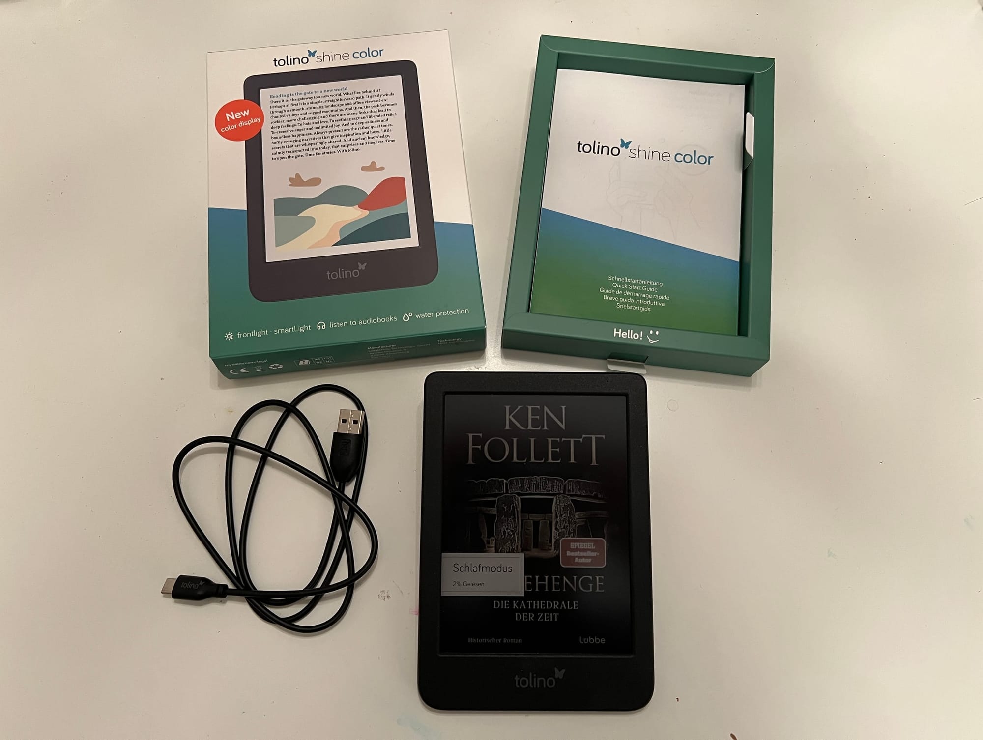 Lieferumfang: eReader, USB-C-Ladekabel, Bedienungsanleitung und eine schmucke Schachtel.