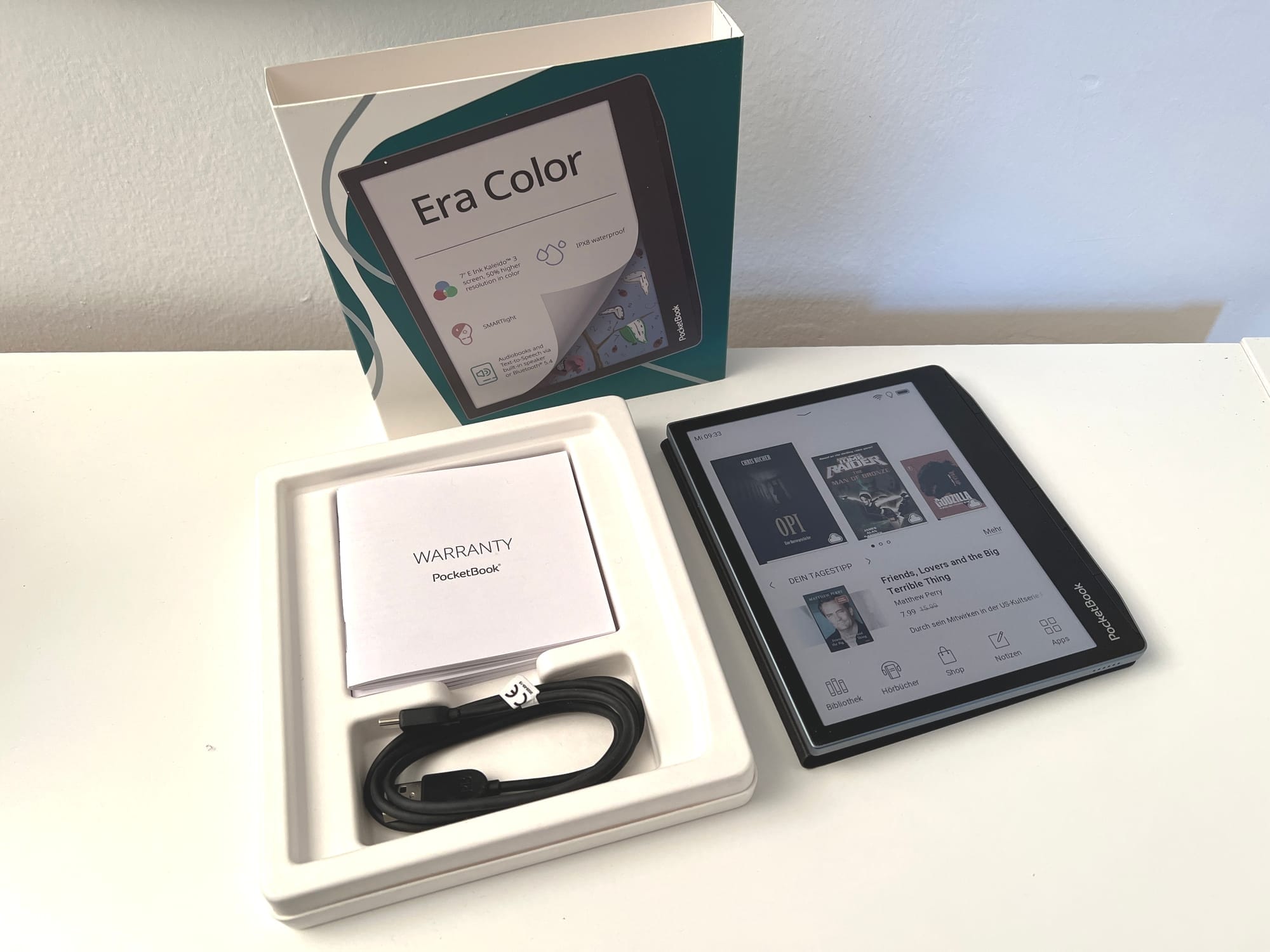 Im Lieferumfang enthalten ist der eReader, ein USB-C-Ladekabel und Anleitungen.
