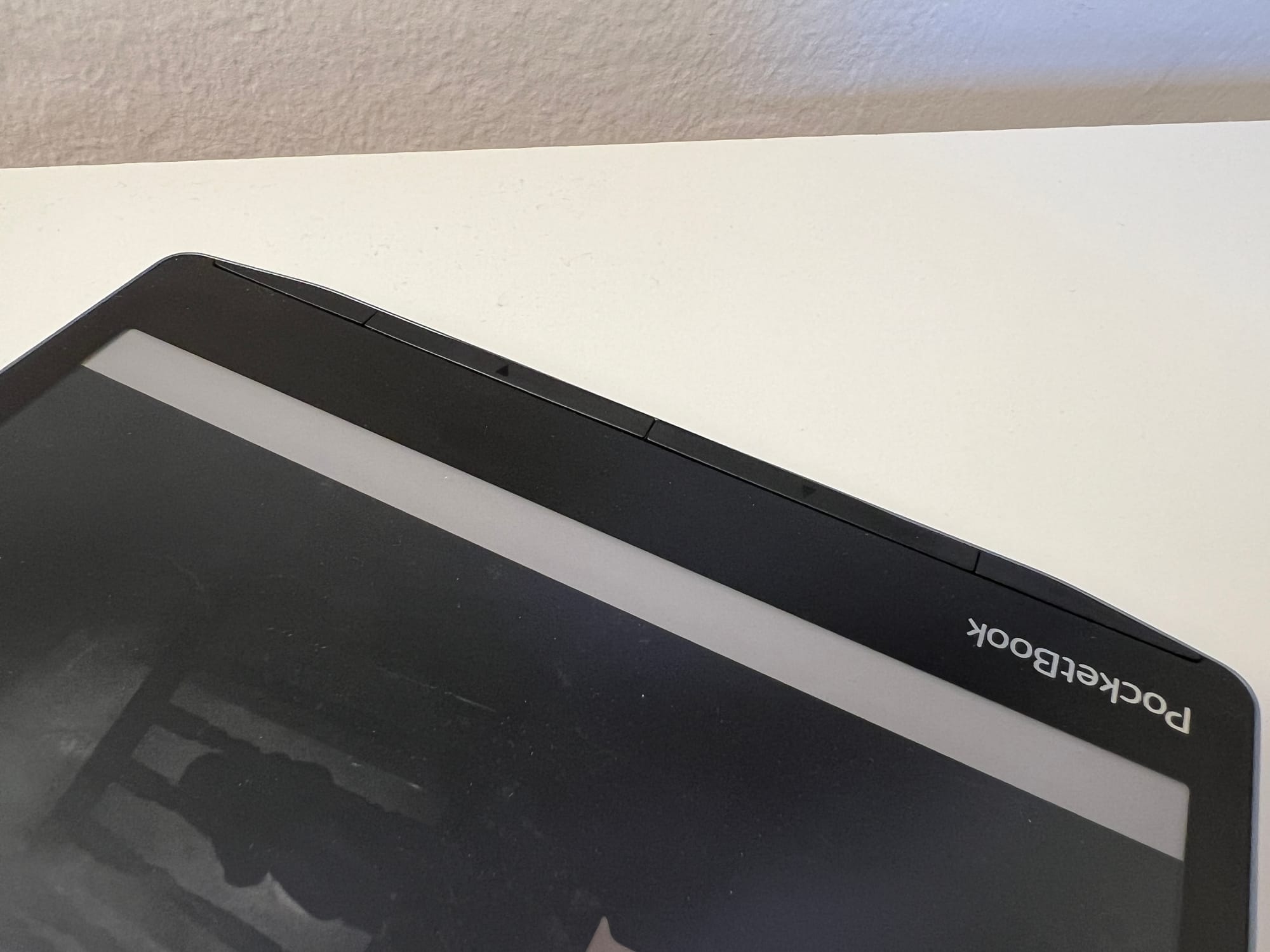 Über die vier Tasten kann ich umblättern, in die Einstellungen und ins Hauptmenü zurück.