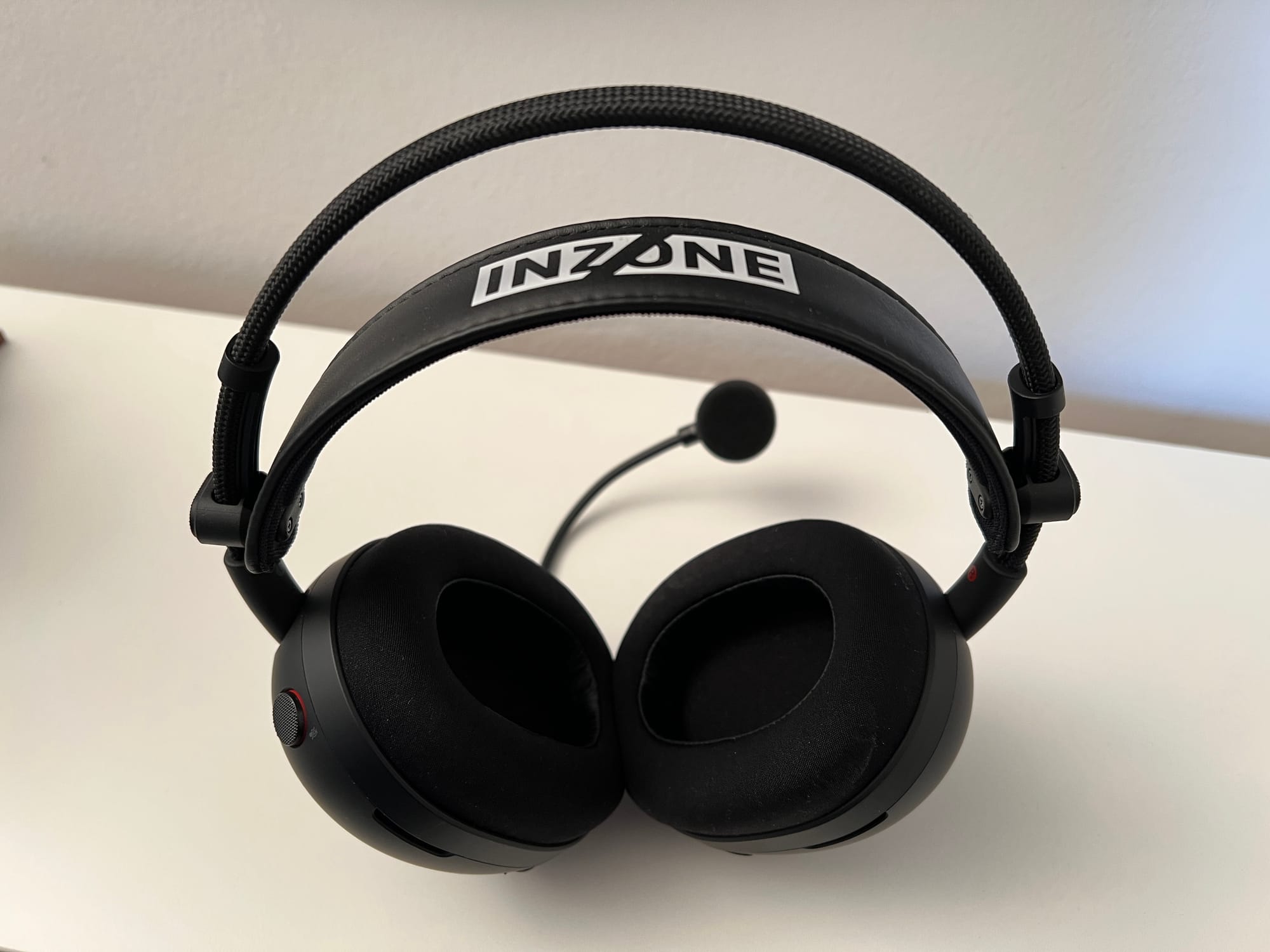 Die obere Tragebügel lässt sich stufenlos regulieren.