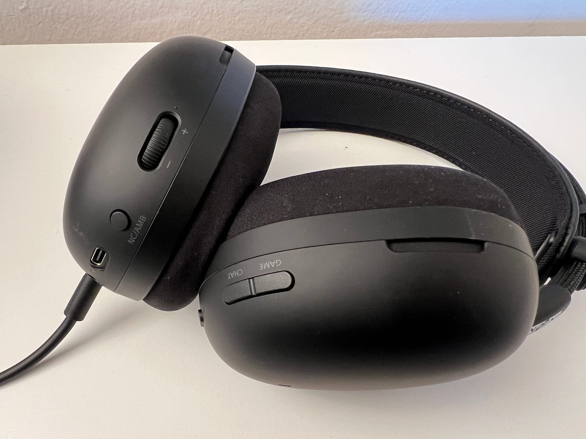 Viele Einstellungen lassen sich direkt über die Ohrmuscheln anpassen. (Bild: vybe)