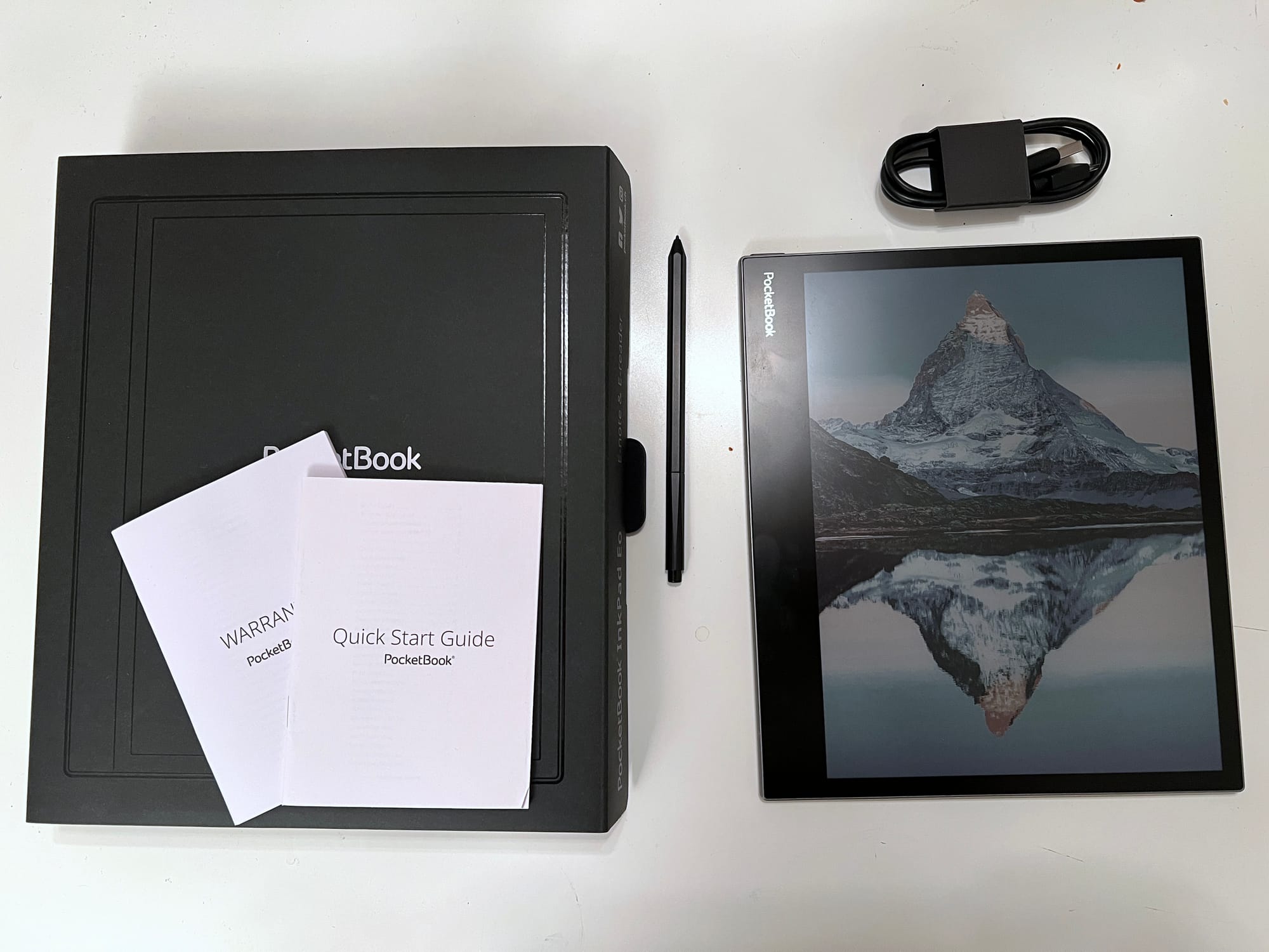 Das InkPad kommt in einer hübschen Schachtel mit Anleitungen, USB-C-Ladekabel und einem Stift.