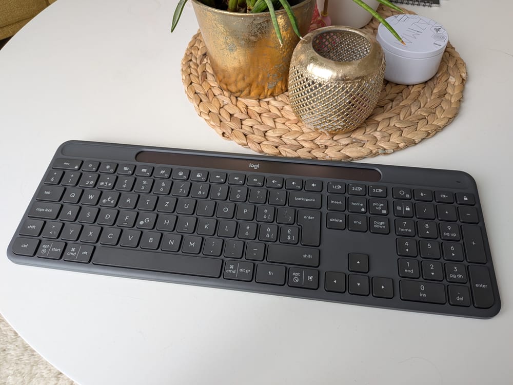 Logitech Signature Slim Solar+ K980 im Test: Endlos-Power dank Solar – aber taugt sie auch zum Tippen?