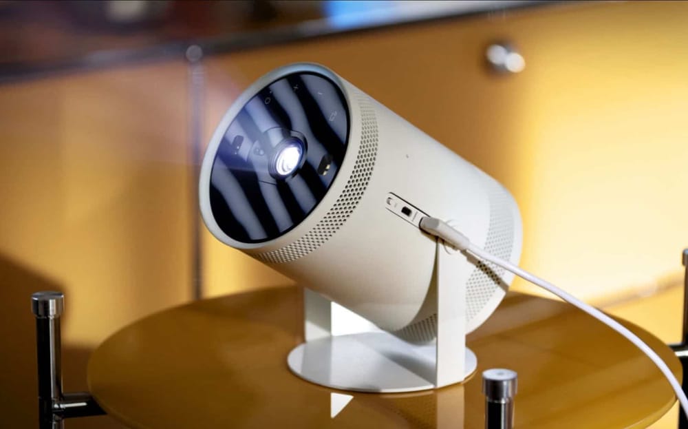 Samsung hat einen tragbaren Beamer vorgestellt, der auch ein Smart Speaker ist