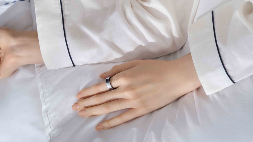 Der Samsung Galaxy Ring in der Farvariante Titanium Silver