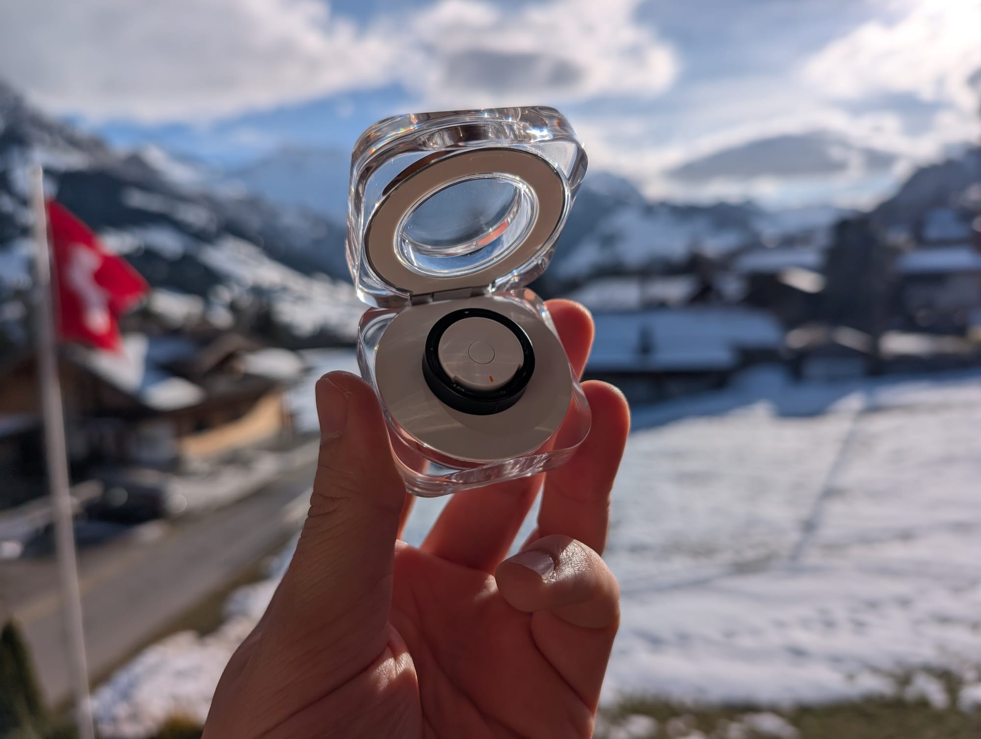 Der Samsung Galaxy Ring in Schwarz im Ladecase