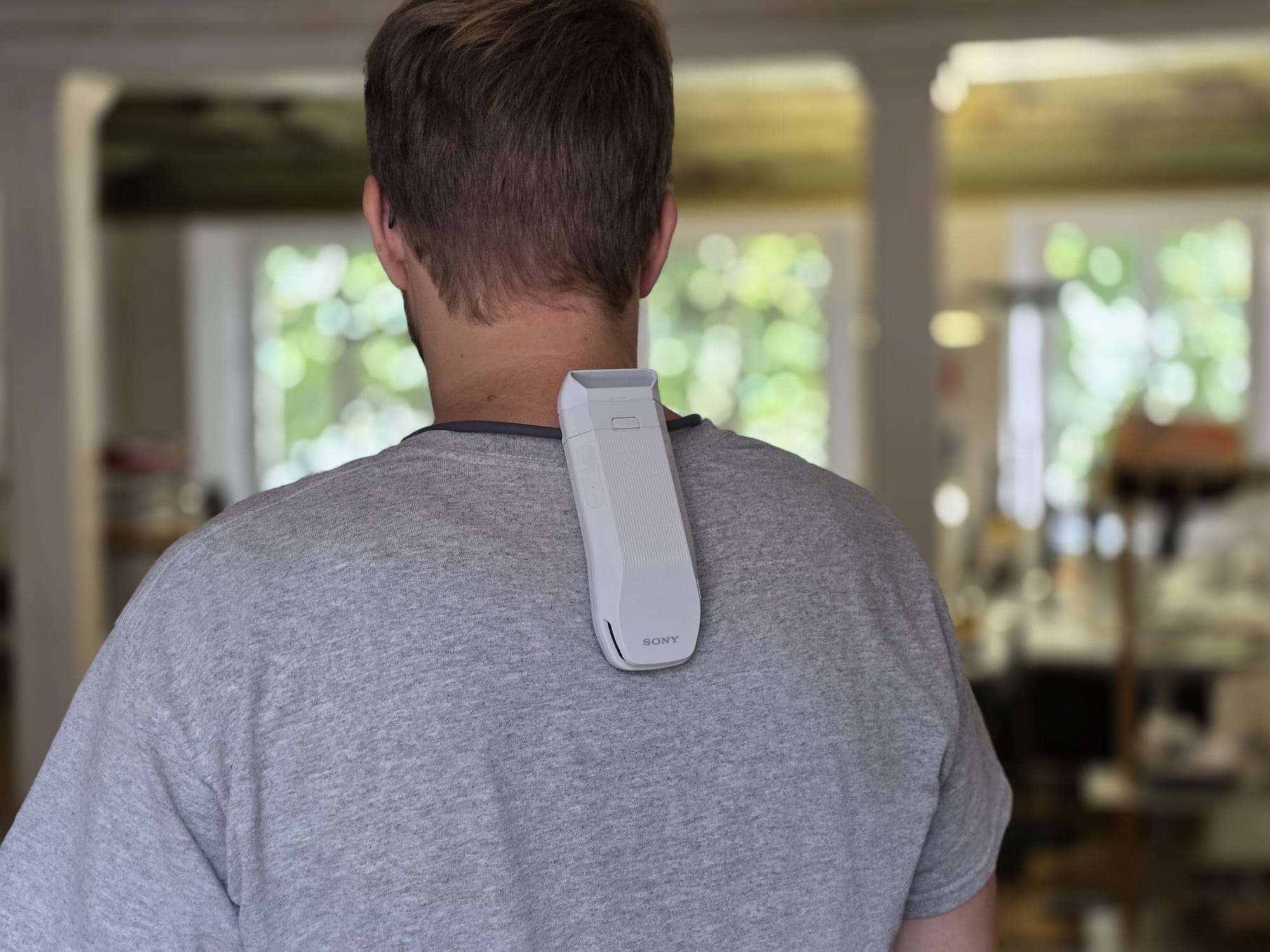 Nein, an mir hat sich keine Drohne festgesaugt. Das ist ein sogenanntes Thermogerät von Sony. 