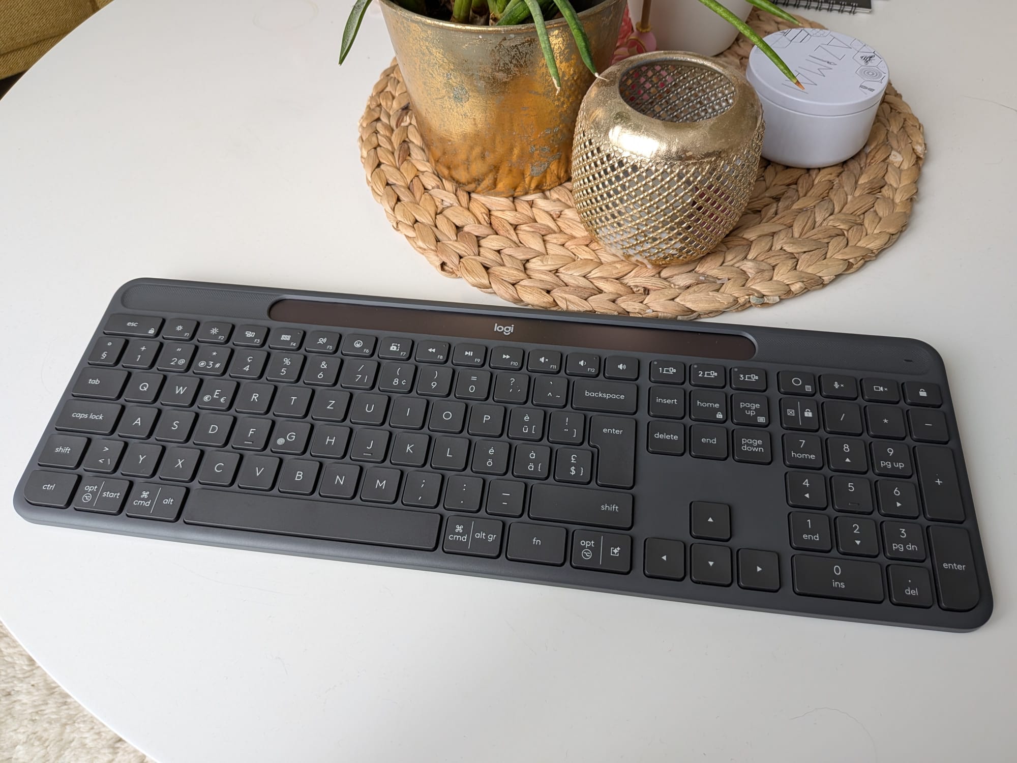 Logitech Signature Slim Solar+ K980