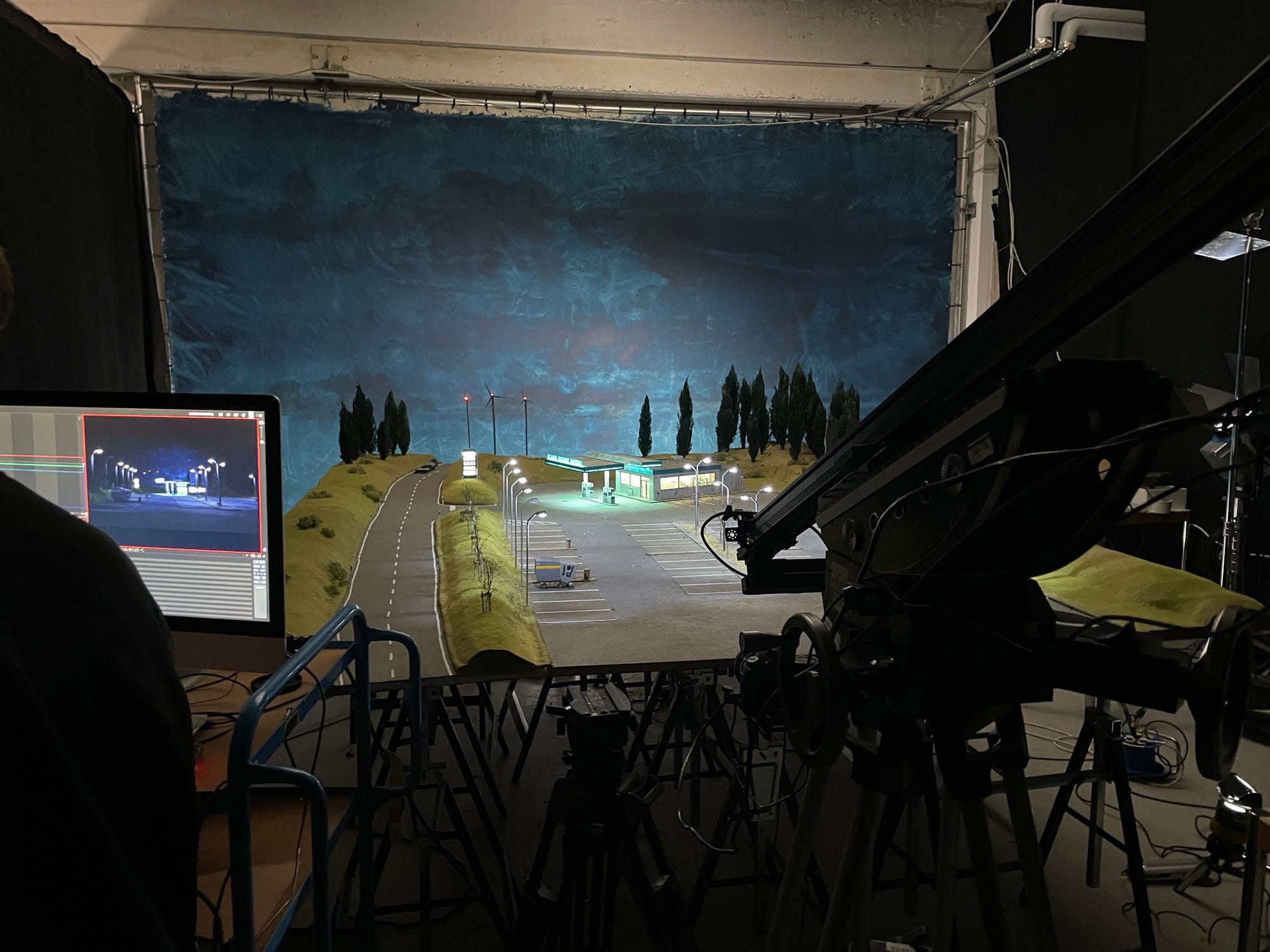 Das Set von «Detlev»: eine Tankstelle im Miniaturformat. (Foto: Ferdinand Ehrhardt)