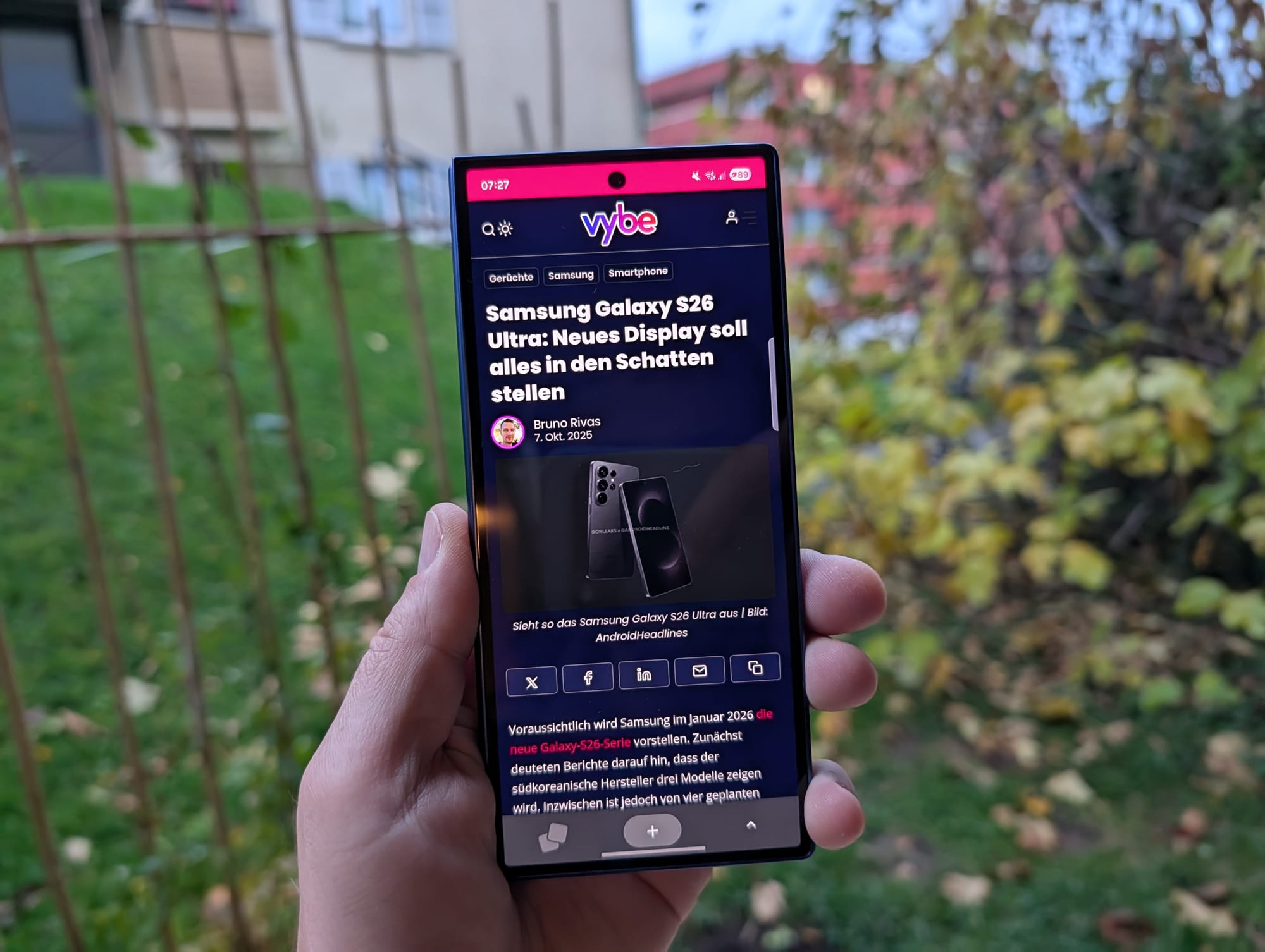 Samsung Galaxy Z Fold 7: Was aussieht wie ein normales Smartphone, lässt sich tatsächlich aufklappen.