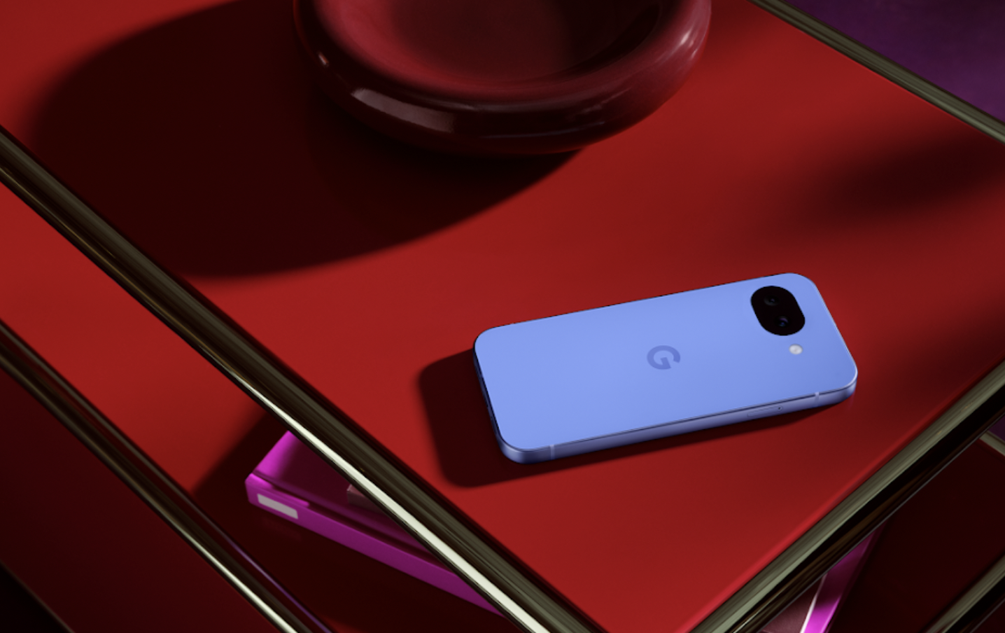 Das Google Pixel 10a in der Farbe Lavender. 