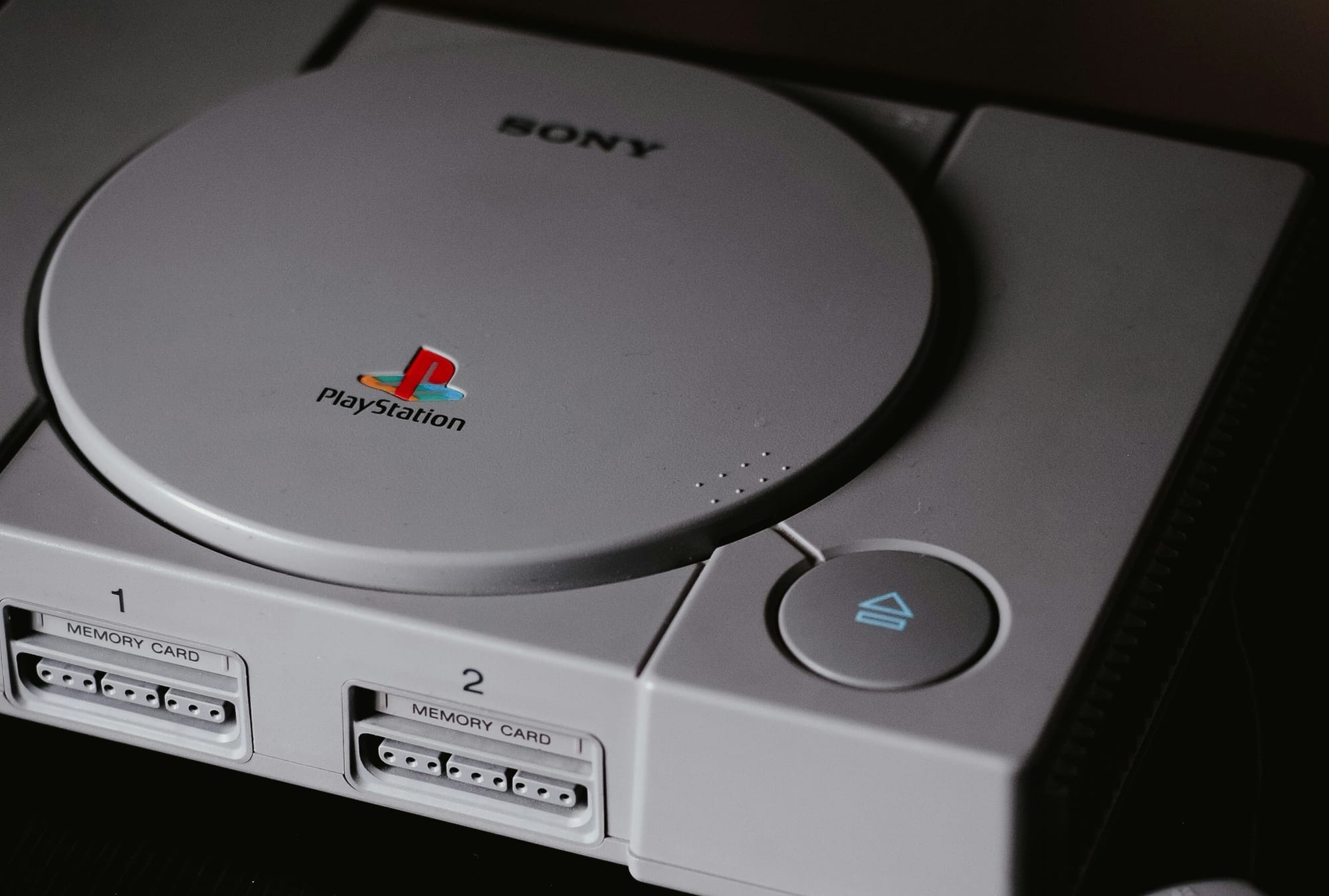Alt, grau, klobig – und legendär: Die PlayStation 1 von Sony.