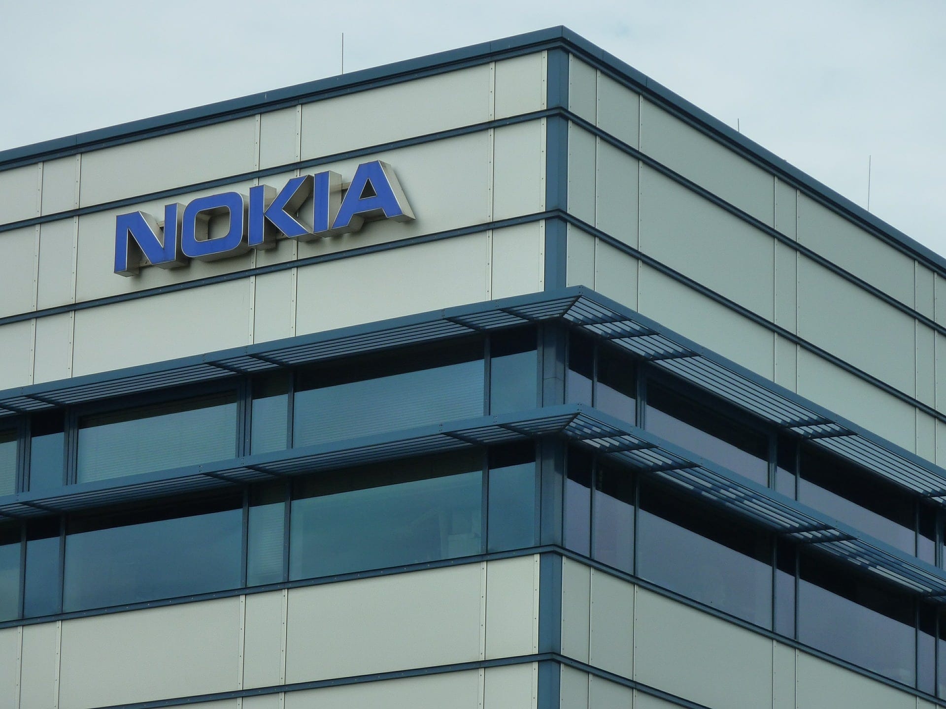 Nokia Logo auf Gebäude.