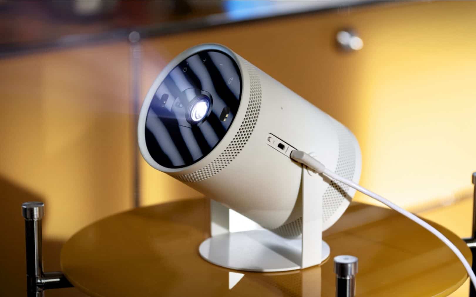 The Freestyle tragbarer Beamer von Samsung.