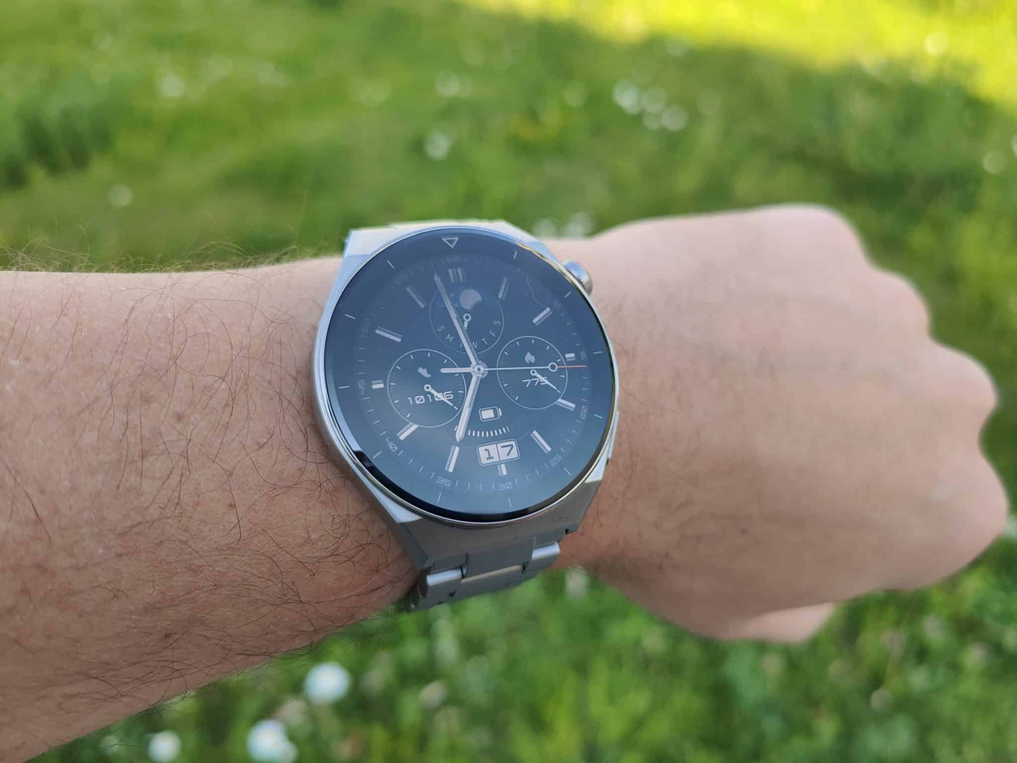 Huawei Watch GT 3 Pro im Grünen