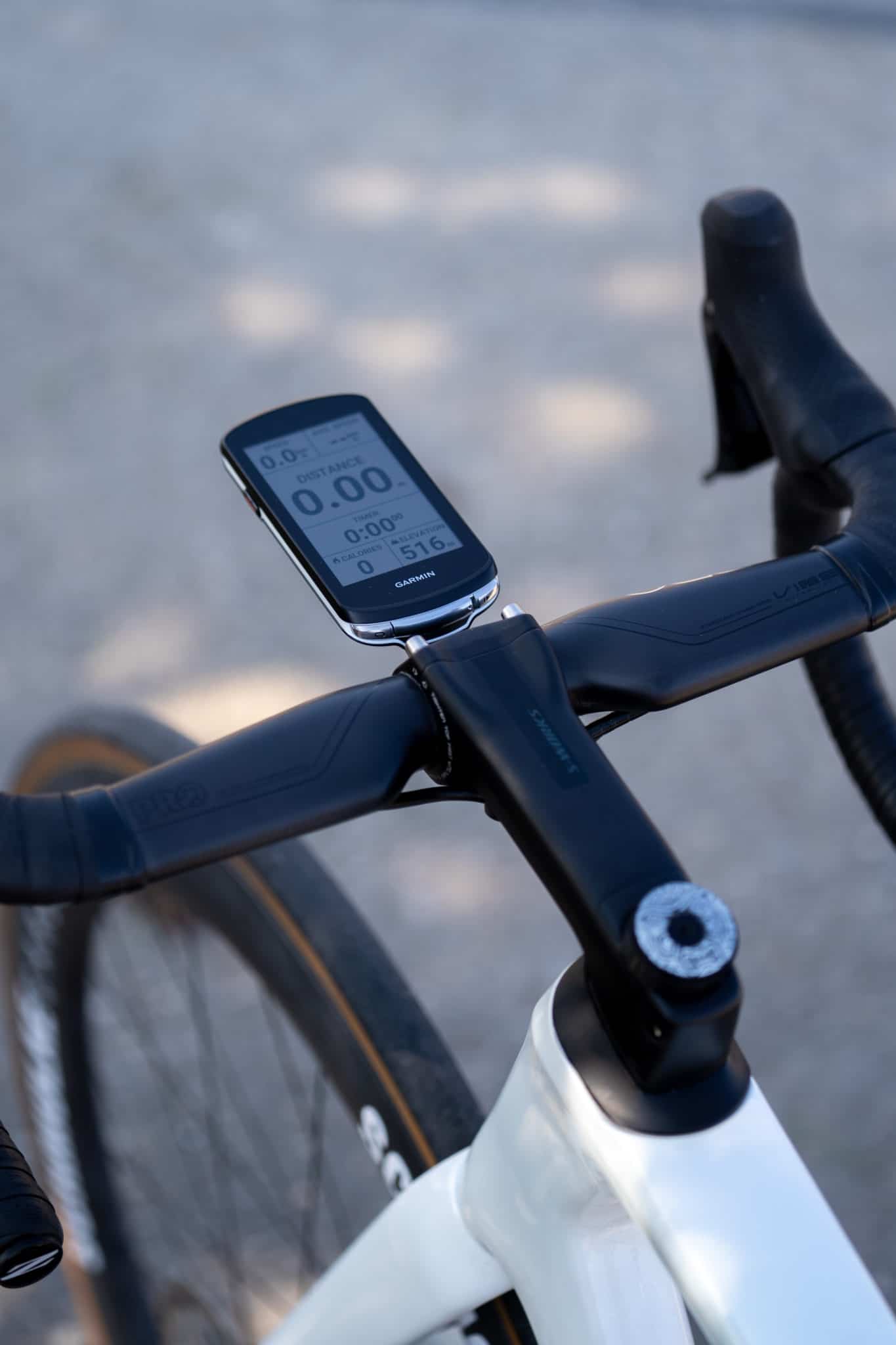 Der neue GPS-Velocomputer Garmin Edge 1040 an einem Rennrad befestigt