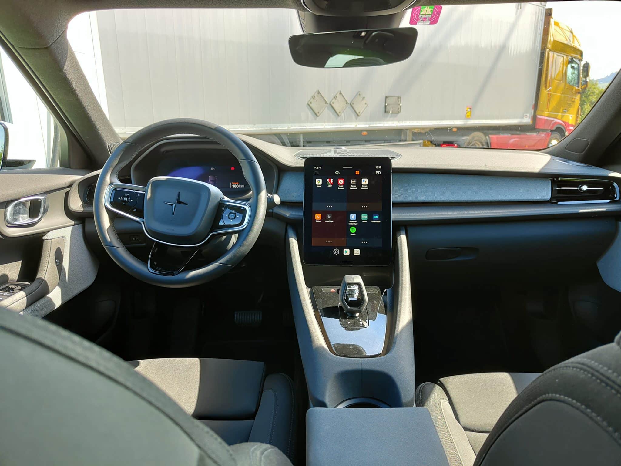 Polestar 2 Standard Range Single Motor im ausführlichen Test: Interieur und Cockpit.