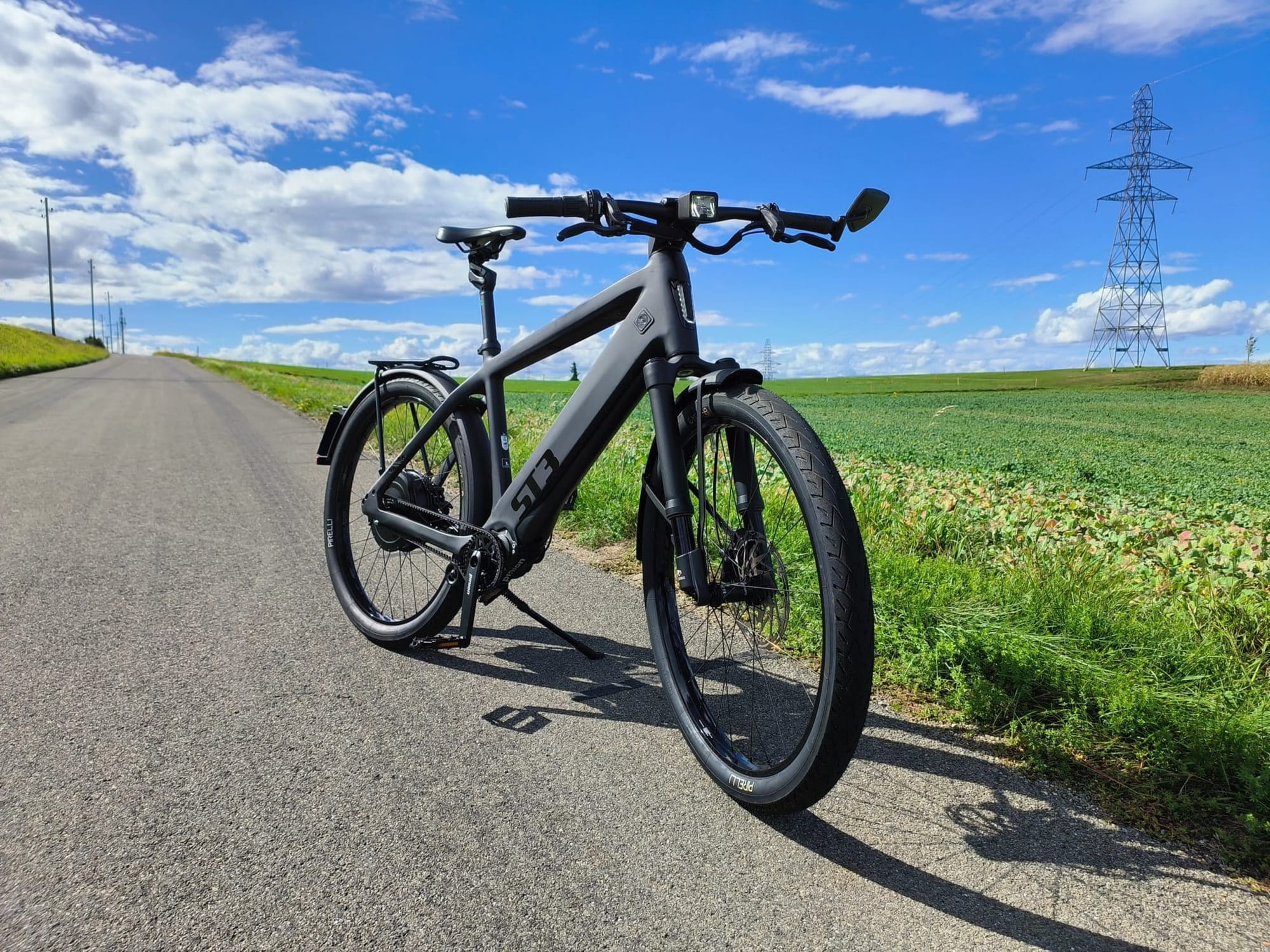 Der Stromer ST3 Pinion auf einer Landstrasse