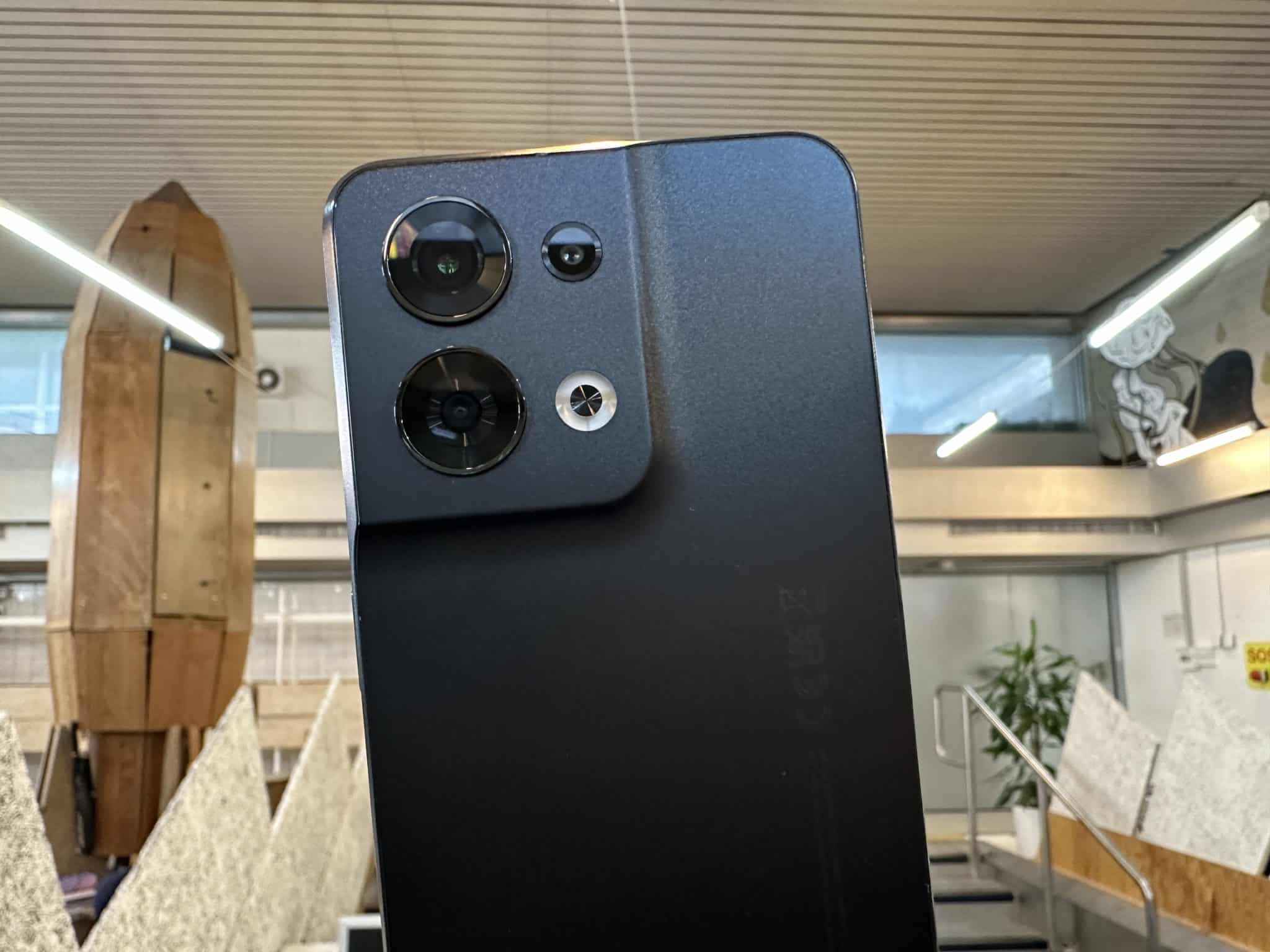 Die Rückseite des Oppo Reno 8.