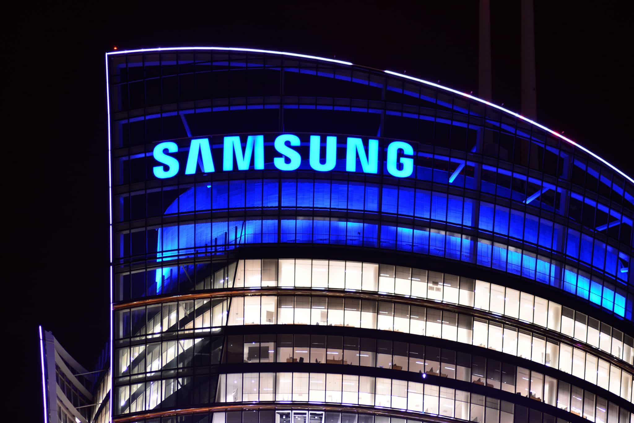 Samsung-Logo auf einem Hochhaus.