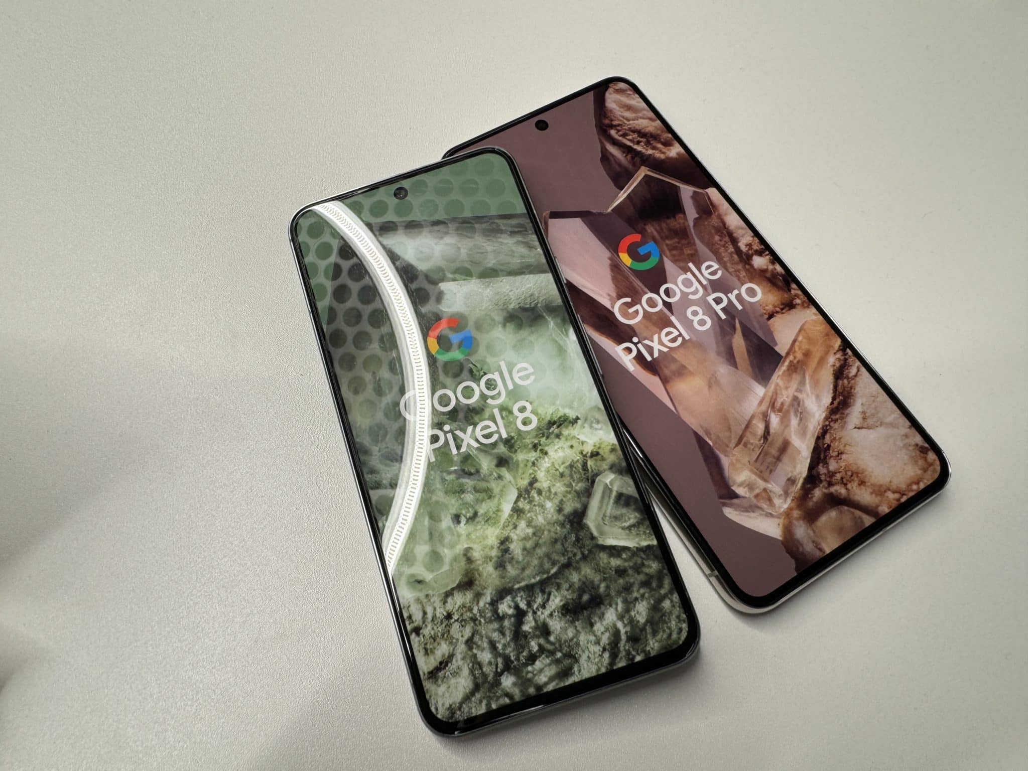 Das Pixel 8 und Pixel 8 Pro.