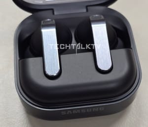 Galaxy Buds 4 & Galaxy Buds 4 Pro: Dummy-Leak zeigt neues Case und Design